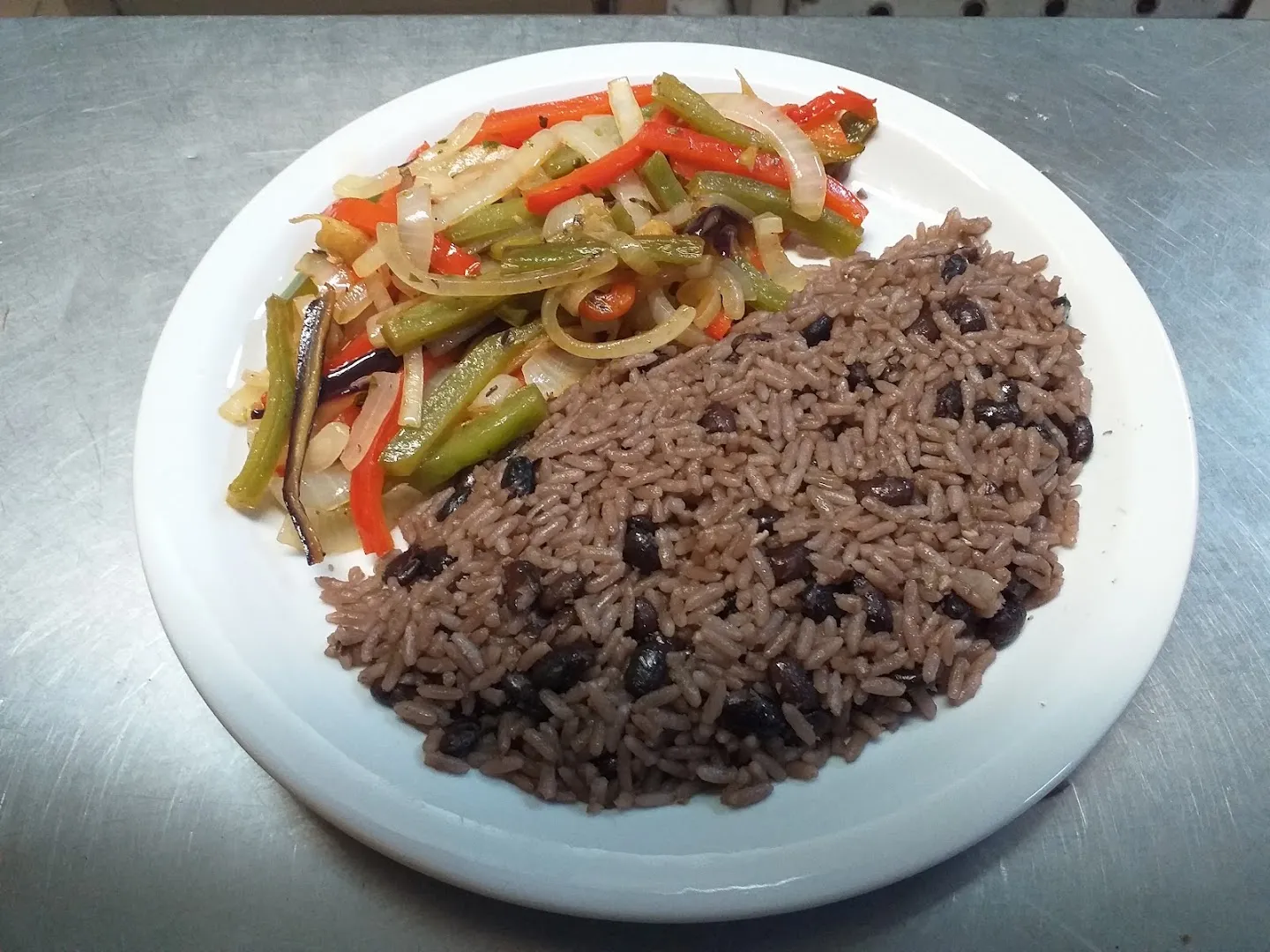 Arroz moro con vegetales salteados