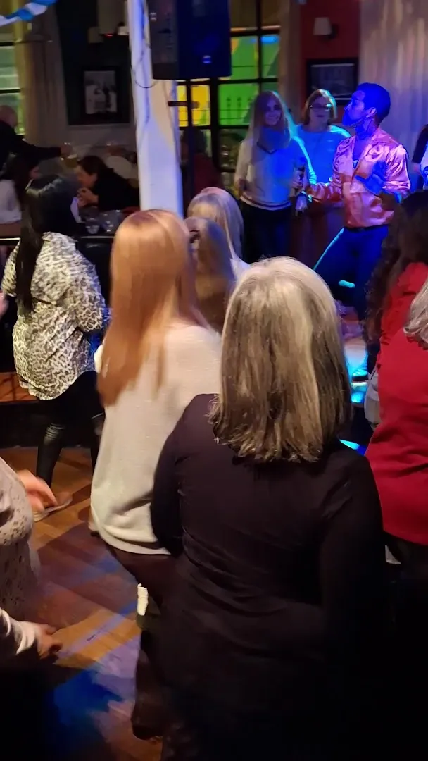 Todos de pie, bailando en el salón