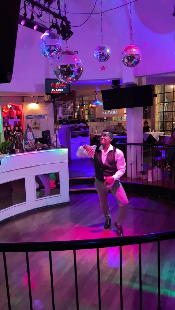 Un bailarín en la pista, bajo las bolas de espejos