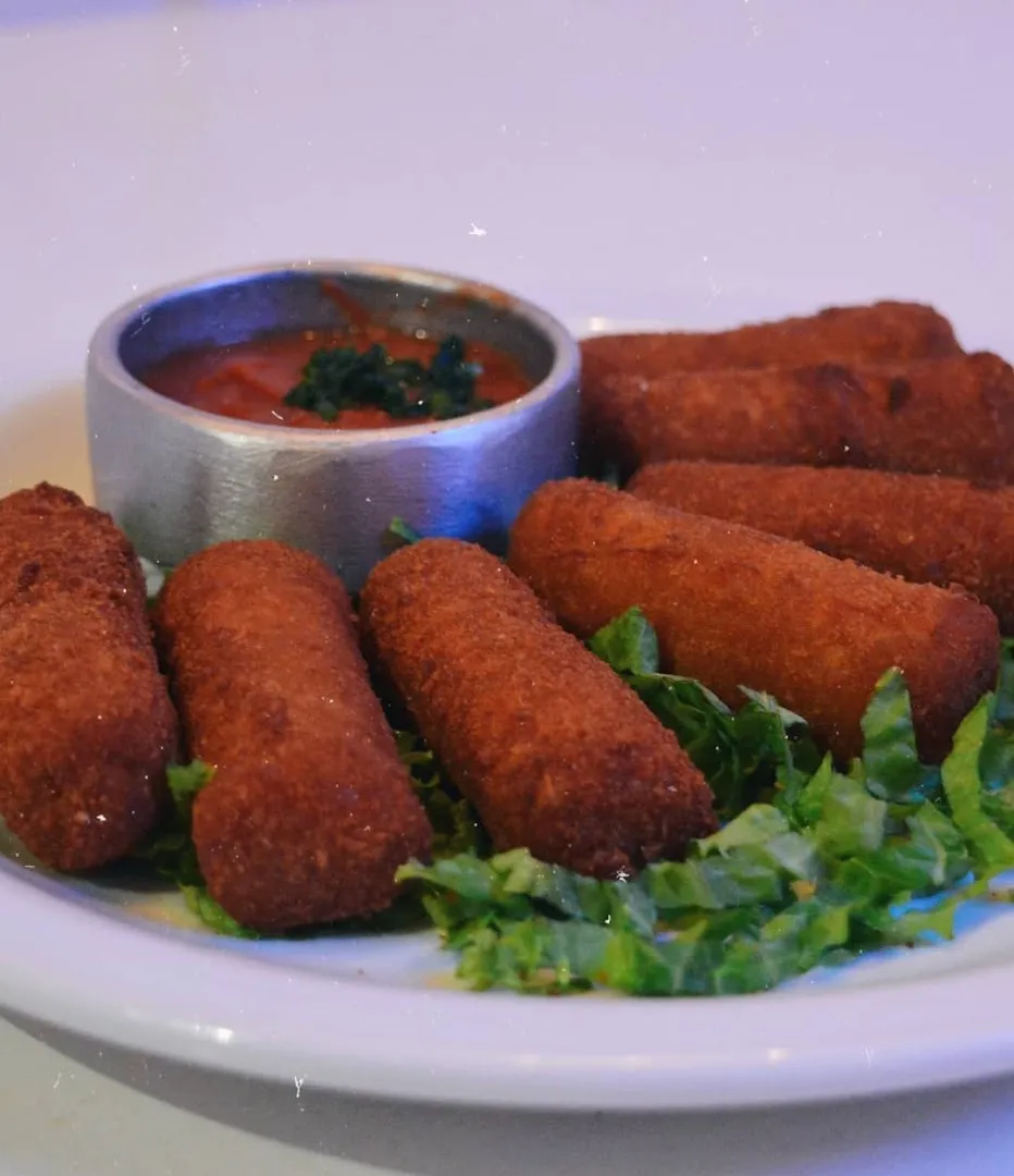 Croquetas cubanas con salsa