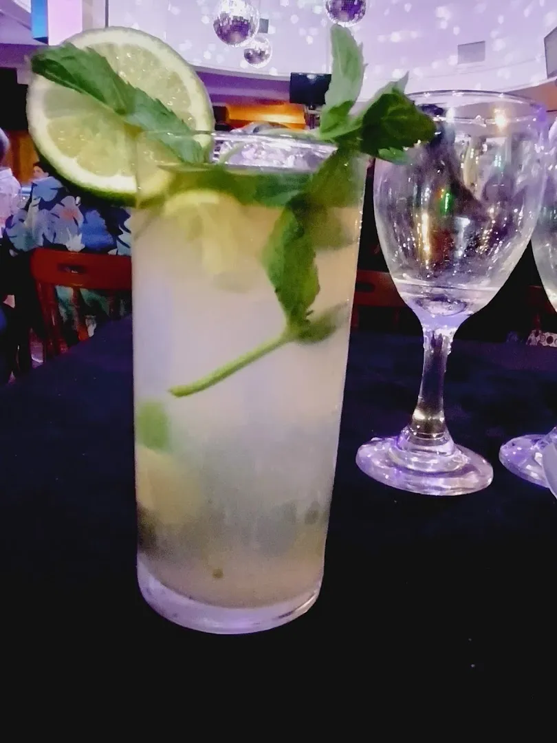 Mojito con menta y lima