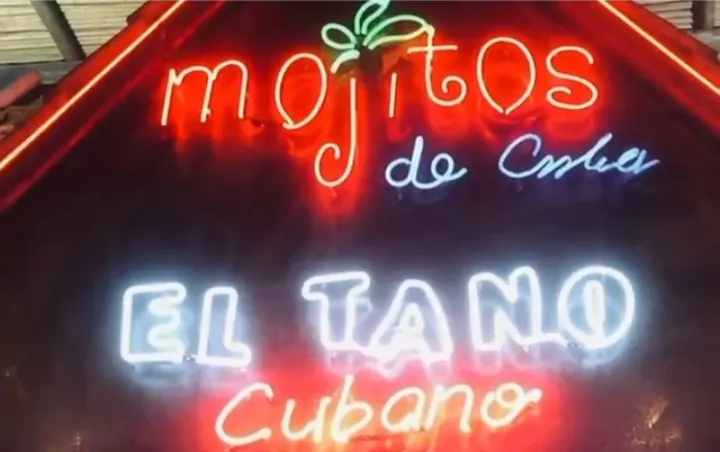 El cartel de neón de la fachada