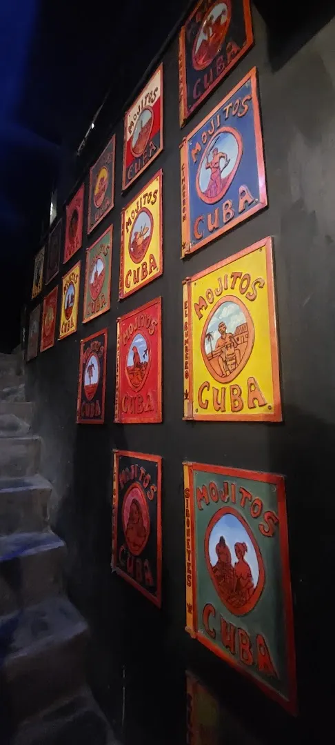 La pared de afiches pintados a mano