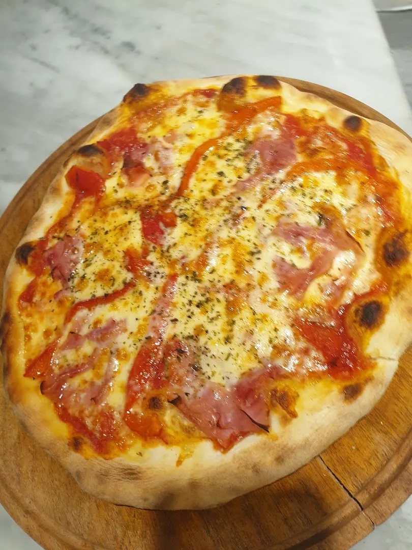 Pizza a la piedra de masa madre con jamón