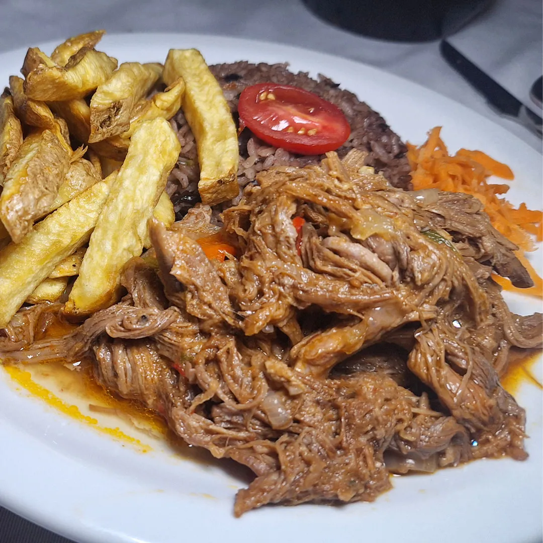 Ropa vieja con arroz moro y papas fritas