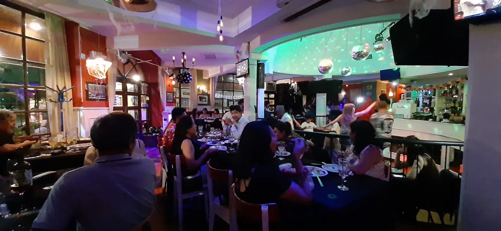 El salón de Mojitos de Cuba lleno, con las mesas frente a la barra