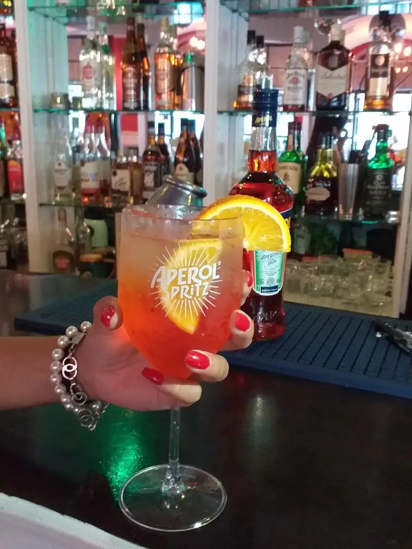 Un trago recién servido en la barra
